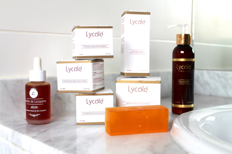 Lycolé - Muesta de productos de cosmética natural con licopeno en cuarto de baño - Cosmética Natural de Licopeno